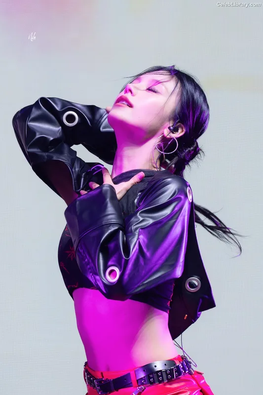 Yeji - ITZY (예지, Hwang Ye-ji) photo 22 of 1028