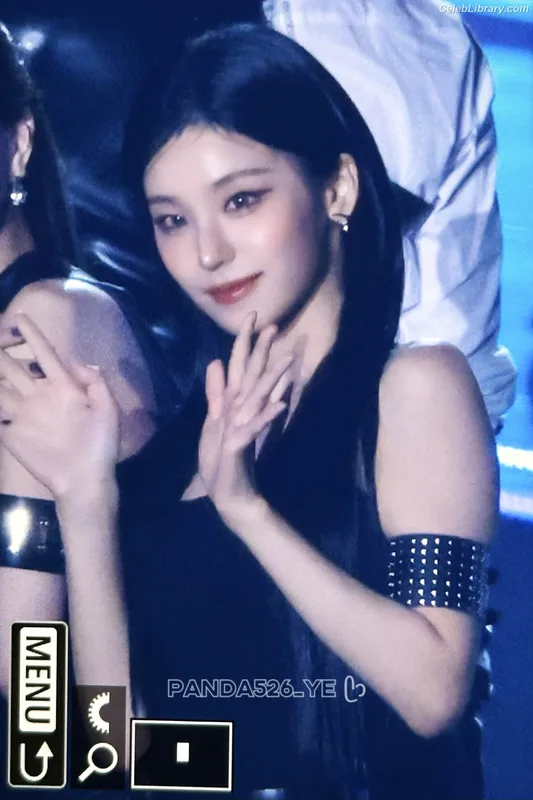 Yeji - ITZY (예지, Hwang Ye-ji) photo 1 of 1028