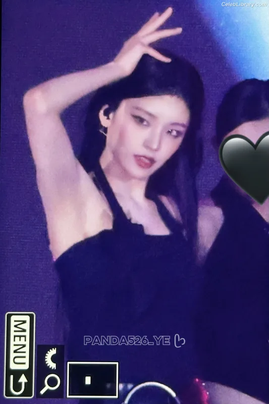 Yeji - ITZY (예지, Hwang Ye-ji) photo 2 of 1028