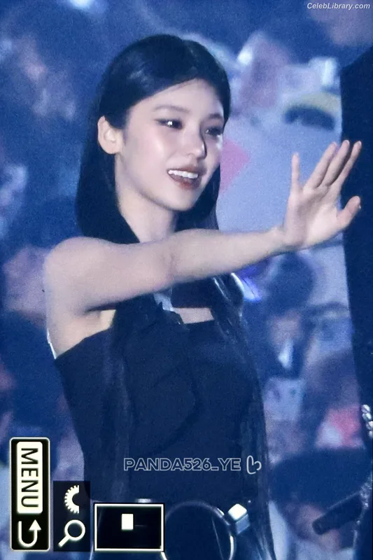 Yeji - ITZY (예지, Hwang Ye-ji) photo 3 of 1028