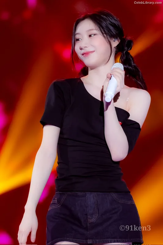 Yeji - ITZY (예지, Hwang Ye-ji) photo 6 of 1028