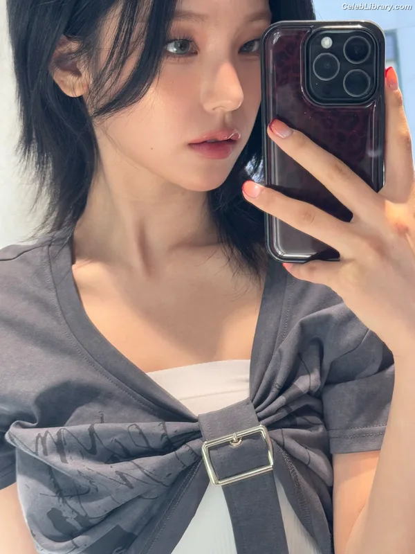 Yeji - ITZY (예지, Hwang Ye-ji) photo 4 of 1028
