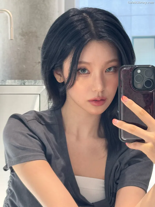 Yeji - ITZY (예지, Hwang Ye-ji) photo 5 of 1028