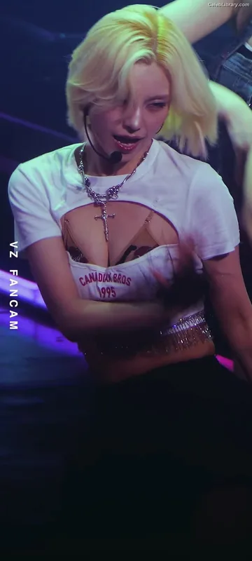 Yeji - ITZY (예지, Hwang Ye-ji) photo 13 of 1028