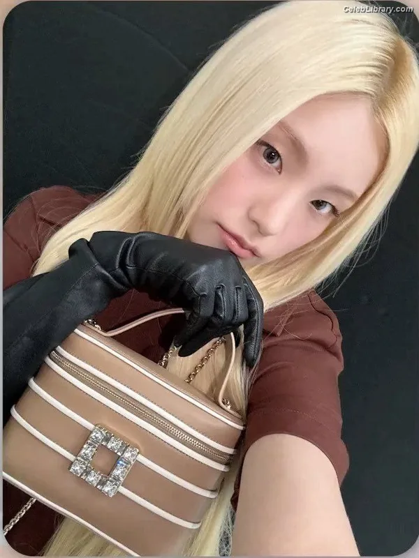 Yeji - ITZY (예지, Hwang Ye-ji) photo 8 of 1028