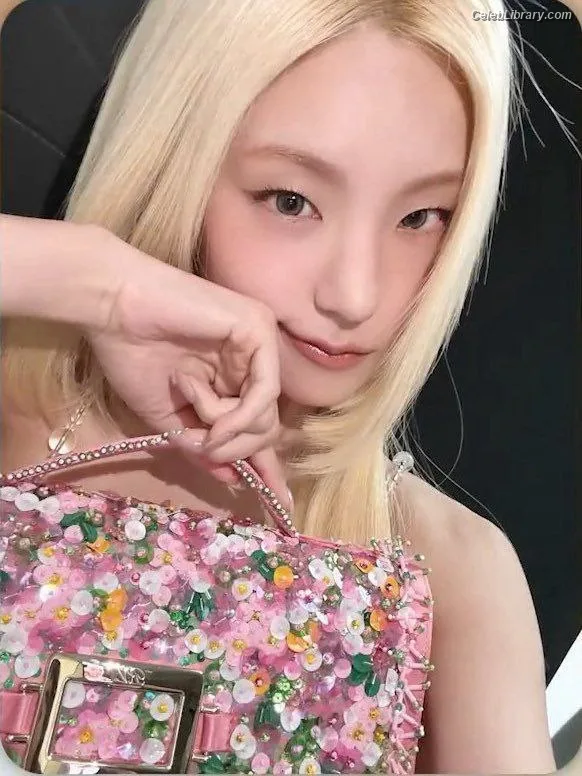 Yeji - ITZY (예지, Hwang Ye-ji) photo 10 of 1028
