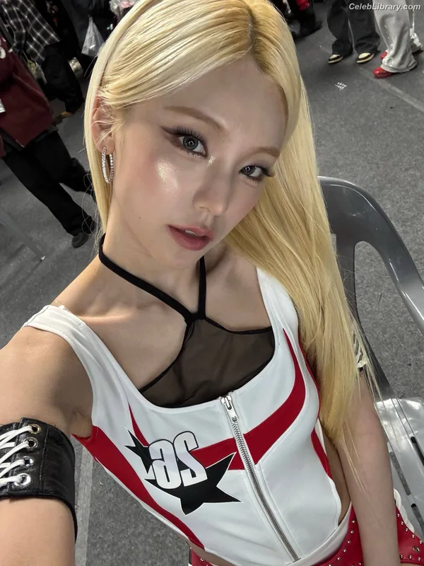 Yeji - ITZY (예지, Hwang Ye-ji) photo 12 of 1028
