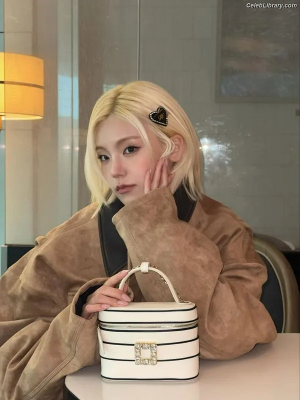 Yeji - ITZY (예지, Hwang Ye-ji) photo 24 of 1028