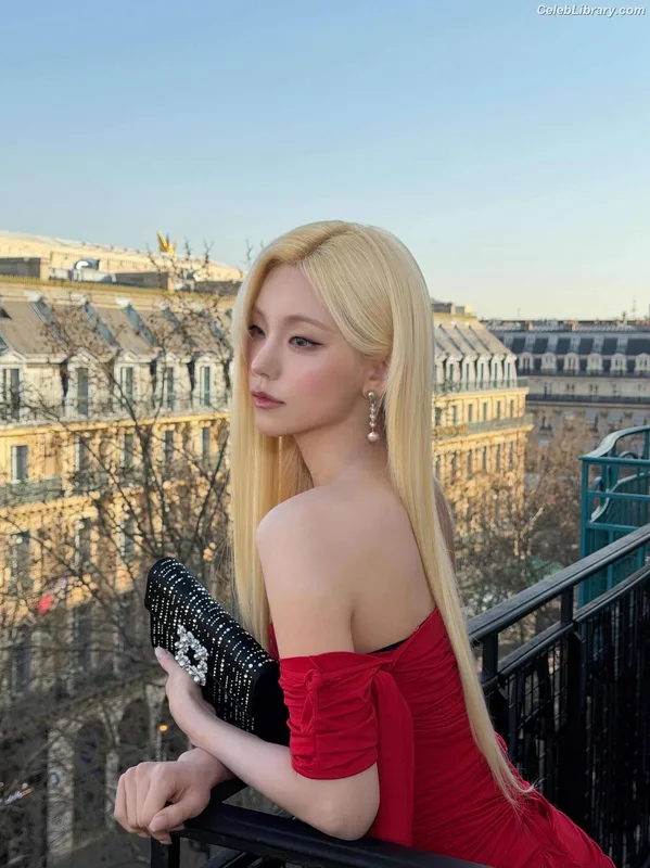 Yeji - ITZY (예지, Hwang Ye-ji) photo 8 of 1028