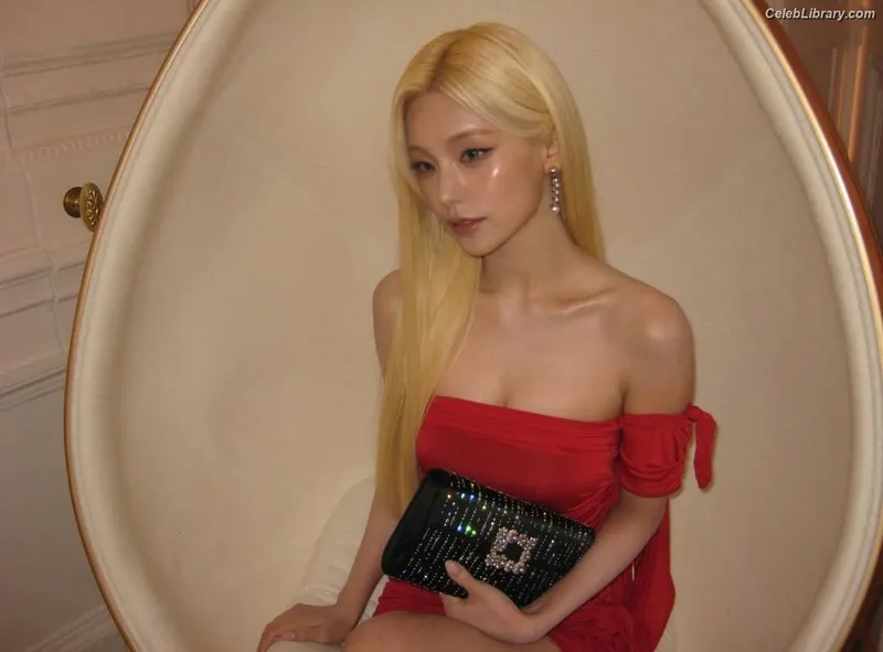 Yeji - ITZY (예지, Hwang Ye-ji) photo 18 of 1028