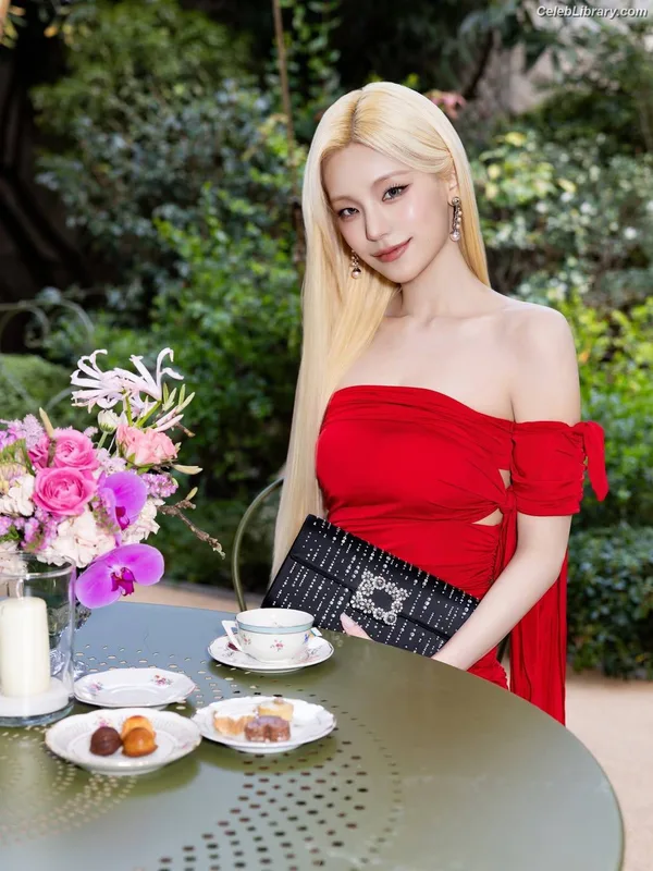 Yeji - ITZY (예지, Hwang Ye-ji) photo 10 of 1028