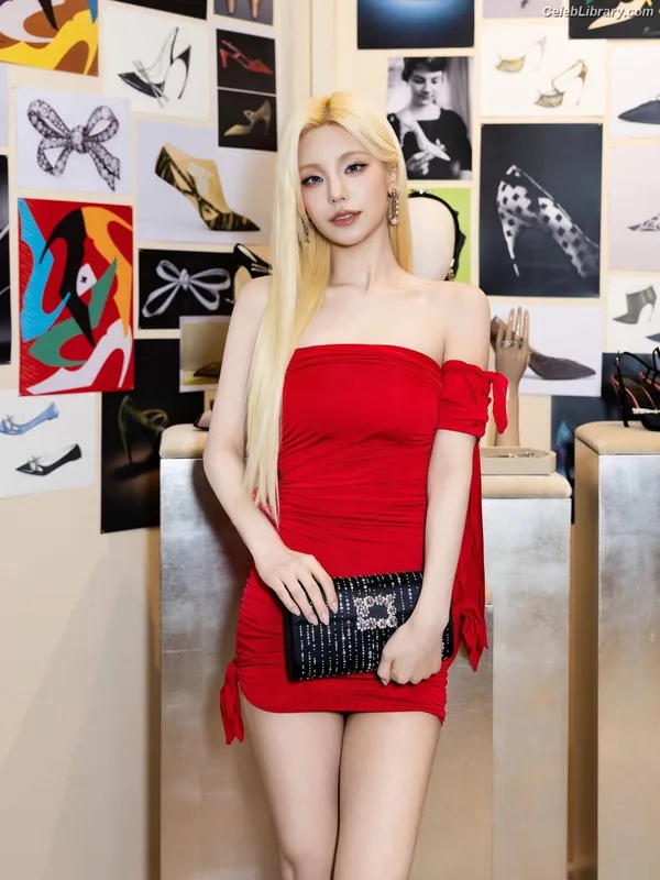 Yeji - ITZY (예지, Hwang Ye-ji) photo 21 of 1028