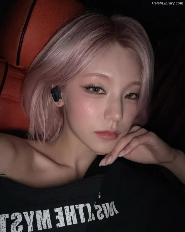Yeji - ITZY (예지, Hwang Ye-ji) photo 3 of 1028