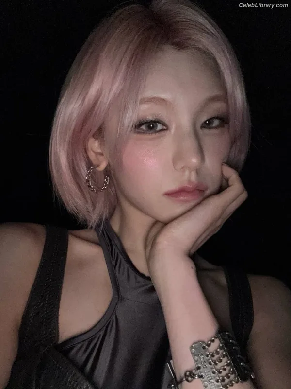 Yeji - ITZY (예지, Hwang Ye-ji) photo 5 of 1028