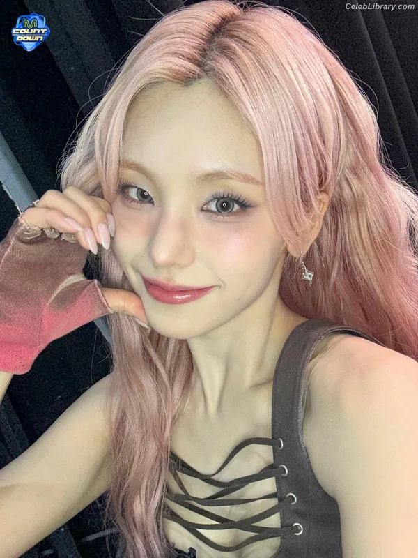 Yeji - ITZY (예지, Hwang Ye-ji) photo 10 of 1028