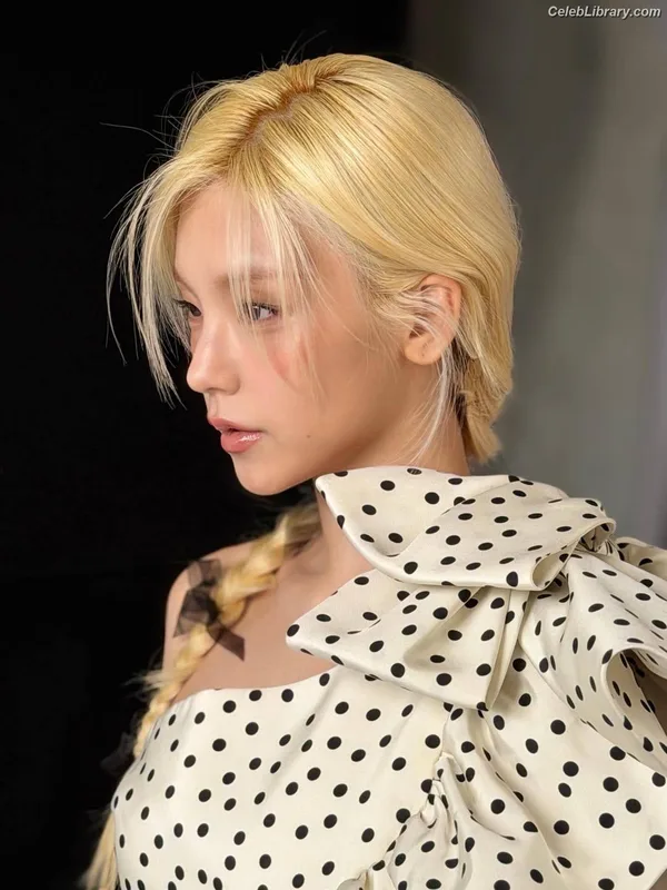 Yeji - ITZY (예지, Hwang Ye-ji) photo 15 of 1028