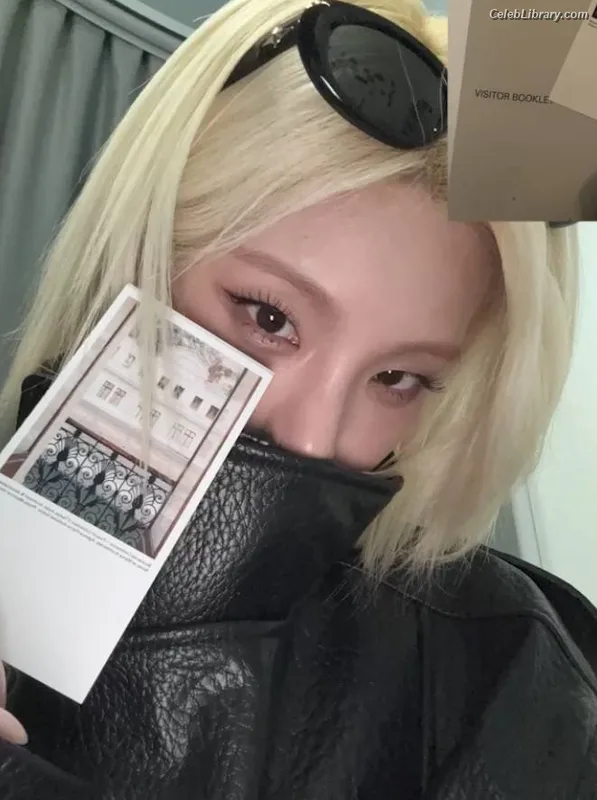 Yeji - ITZY (예지, Hwang Ye-ji) photo 4 of 1028