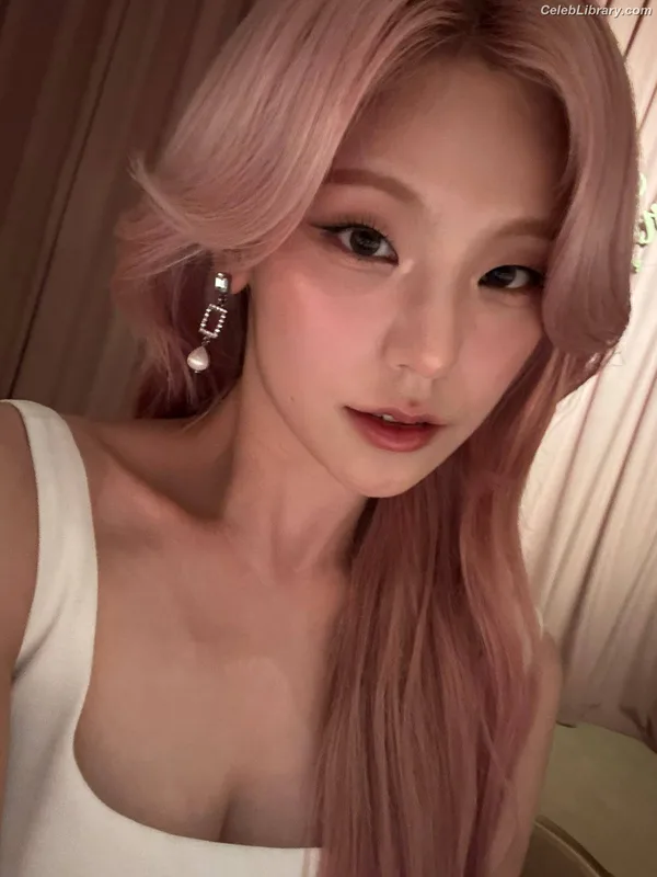 Yeji - ITZY (예지, Hwang Ye-ji) photo 21 of 1028