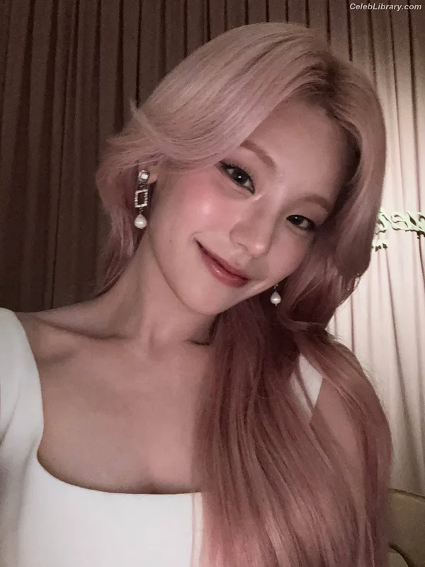 Yeji - ITZY (예지, Hwang Ye-ji) photo 22 of 1028