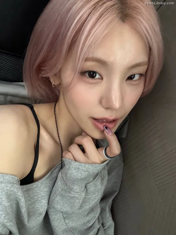 Yeji - ITZY (예지, Hwang Ye-ji) photo 19 of 1028