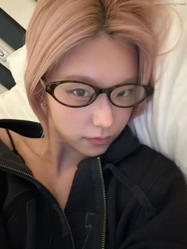 Yeji - ITZY (예지, Hwang Ye-ji) photo 21 of 1028