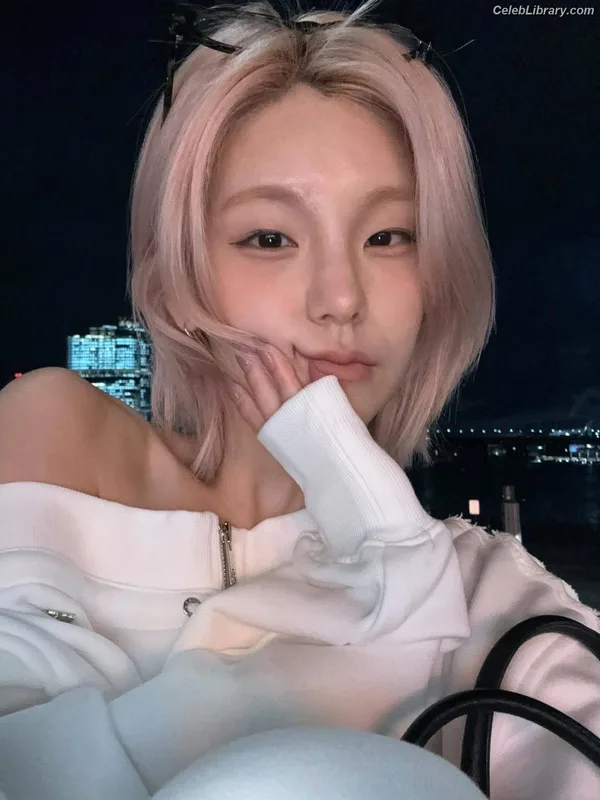 Yeji - ITZY (예지, Hwang Ye-ji) photo 10 of 1028