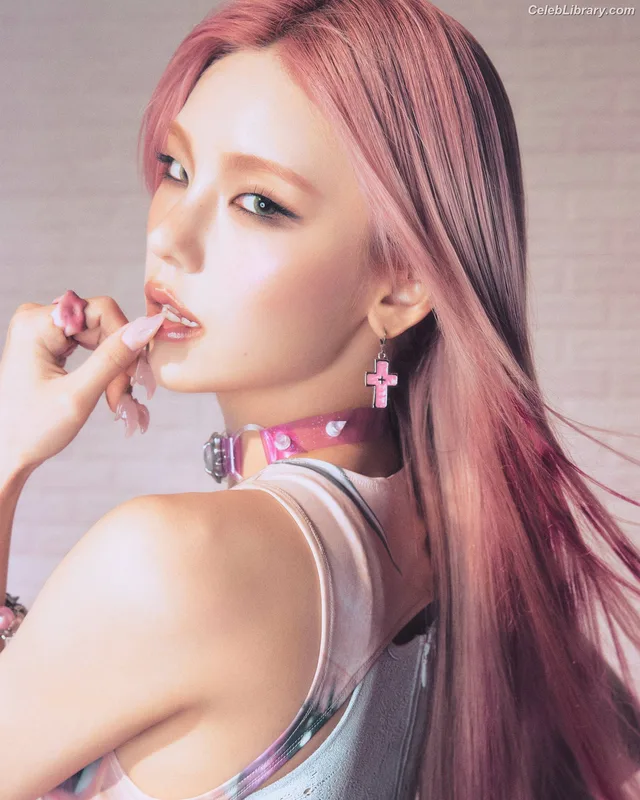 Yeji - ITZY (예지, Hwang Ye-ji) photo 20 of 1028