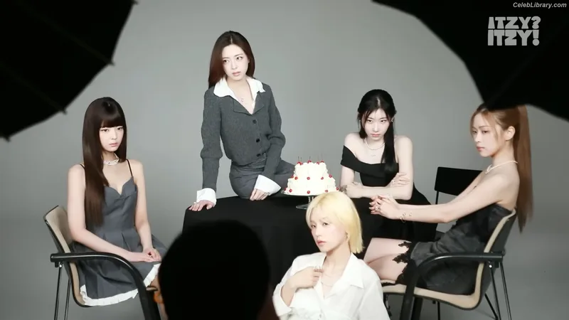 Yeji - ITZY (예지, Hwang Ye-ji) photo 7 of 1028