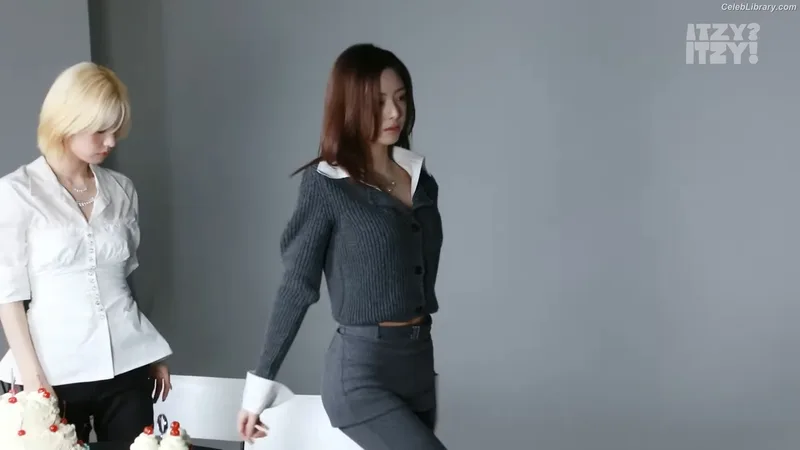 Yeji - ITZY (예지, Hwang Ye-ji) photo 9 of 1028