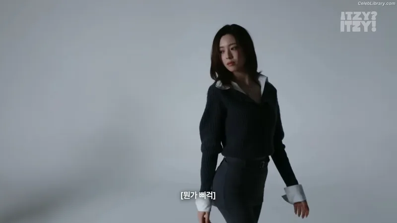 Yeji - ITZY (예지, Hwang Ye-ji) photo 10 of 1028