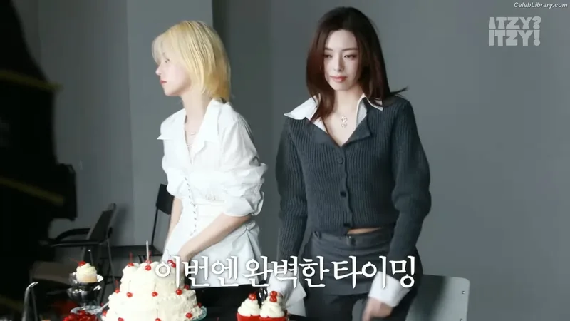 Yeji - ITZY (예지, Hwang Ye-ji) photo 11 of 1028