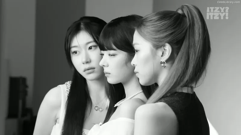 Yeji - ITZY (예지, Hwang Ye-ji) photo 13 of 1028
