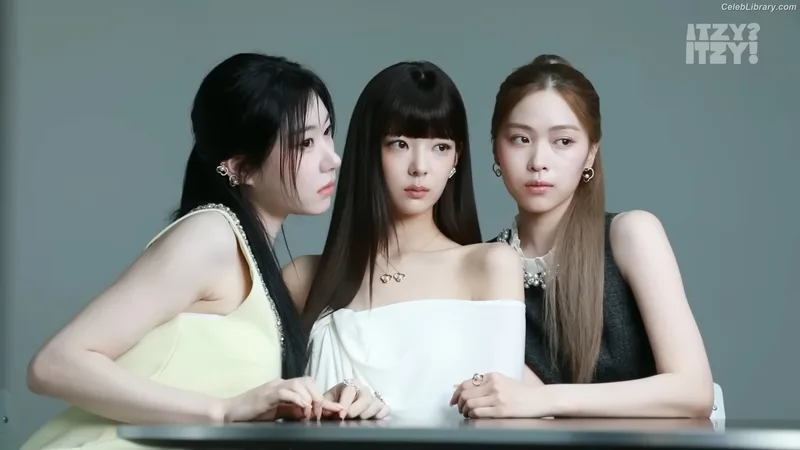 Yeji - ITZY (예지, Hwang Ye-ji) photo 14 of 1028