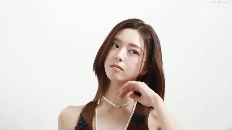 Yeji - ITZY (예지, Hwang Ye-ji) photo 20 of 1028
