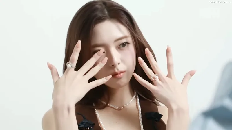 Yeji - ITZY (예지, Hwang Ye-ji) photo 21 of 1028