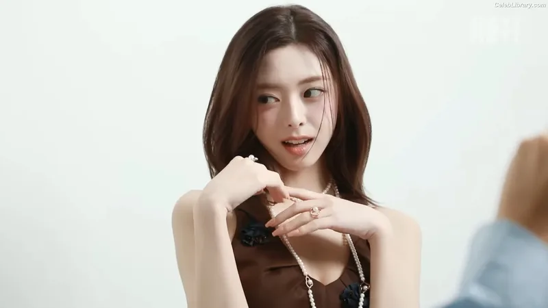Yeji - ITZY (예지, Hwang Ye-ji) photo 22 of 1028