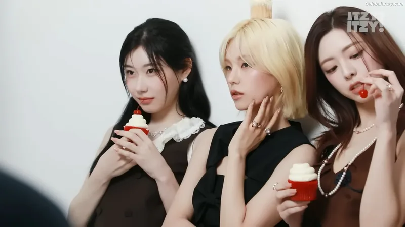 Yeji - ITZY (예지, Hwang Ye-ji) photo 3 of 1028