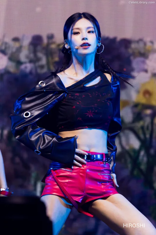 Yeji - ITZY (예지, Hwang Ye-ji) photo 20 of 1028