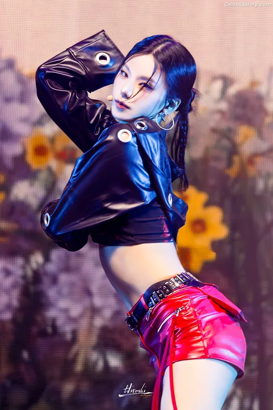 Yeji - ITZY (예지, Hwang Ye-ji) photo 21 of 1028