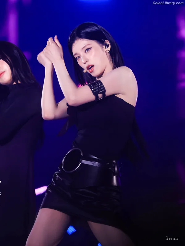 Yeji - ITZY (예지, Hwang Ye-ji) photo 24 of 1028