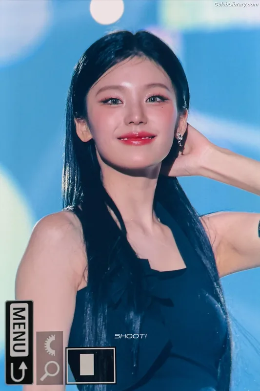 Yeji - ITZY (예지, Hwang Ye-ji) photo 11 of 1028