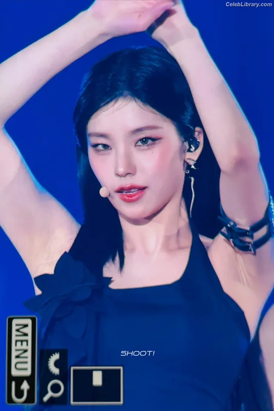 Yeji - ITZY (예지, Hwang Ye-ji) photo 13 of 1028