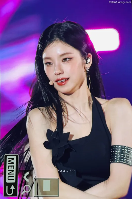 Yeji - ITZY (예지, Hwang Ye-ji) photo 15 of 1028