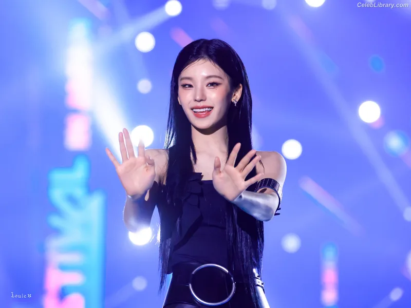 Yeji - ITZY (예지, Hwang Ye-ji) photo 22 of 1028