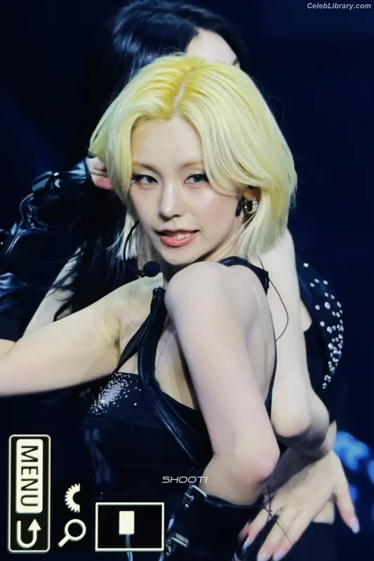 Yeji - ITZY (예지, Hwang Ye-ji) photo 9 of 1028