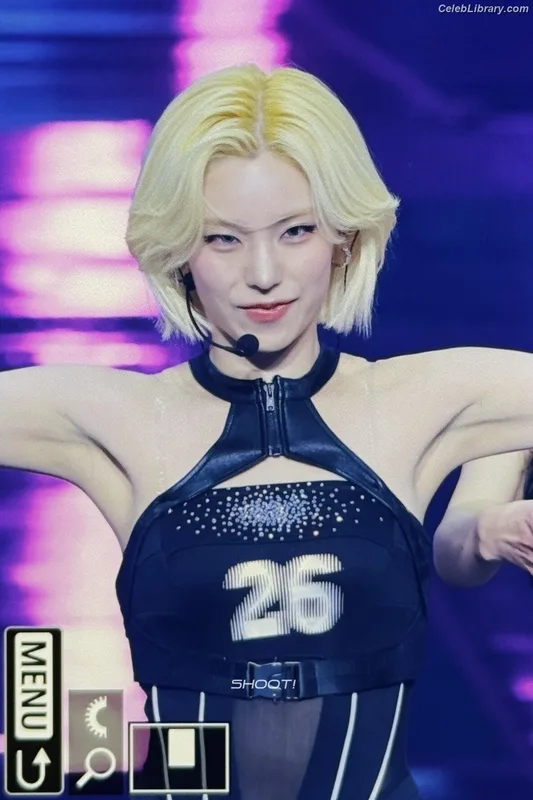 Yeji - ITZY (예지, Hwang Ye-ji) photo 10 of 1028