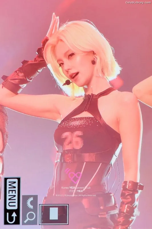 Yeji - ITZY (예지, Hwang Ye-ji) photo 12 of 1028