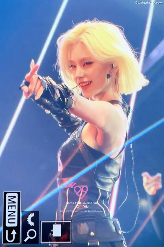 Yeji - ITZY (예지, Hwang Ye-ji) photo 13 of 1028