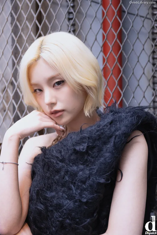 Yeji - ITZY (예지, Hwang Ye-ji) photo 18 of 1028