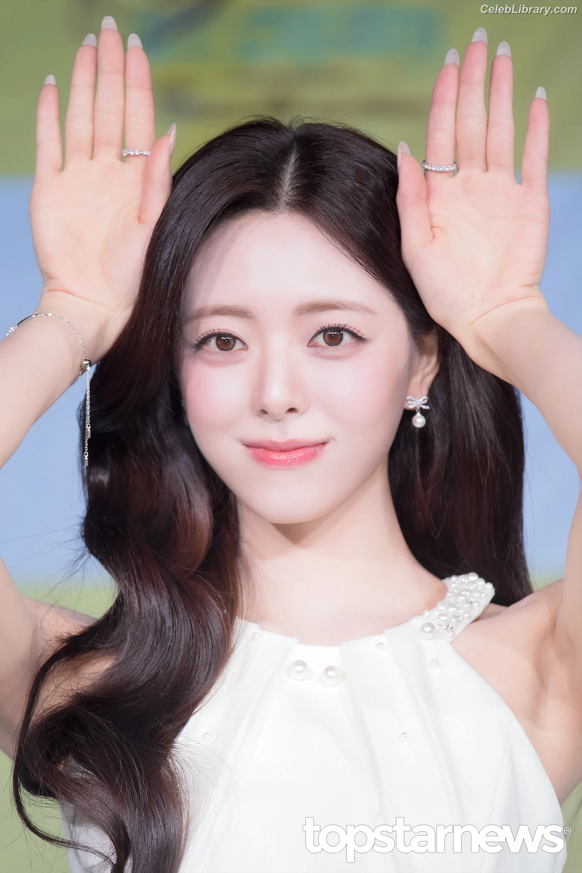 Yuna - ITZY (유나, Shin Yu Na) photo 1 of 1697